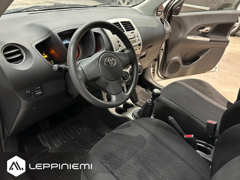 TOYOTA Urban Cruiser 2010