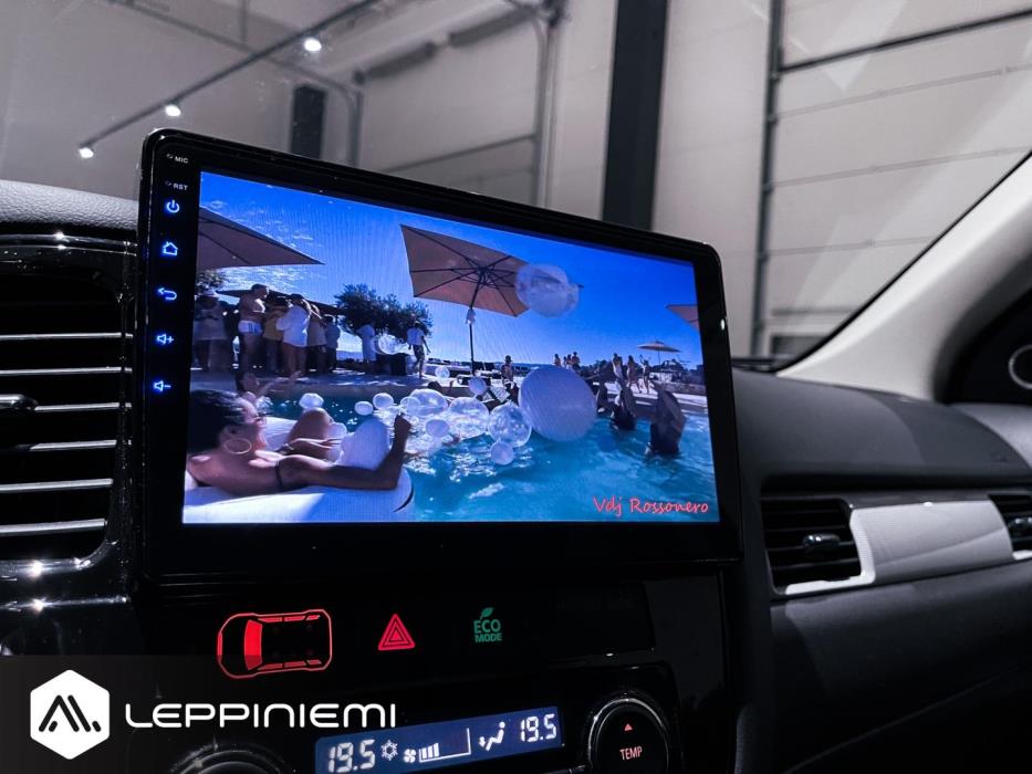 MITSUBISHI Outlander PHEV 2014