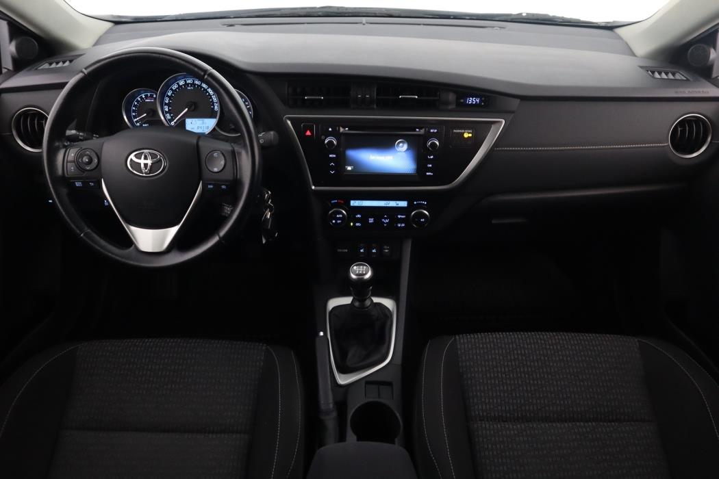 TOYOTA Auris 2015