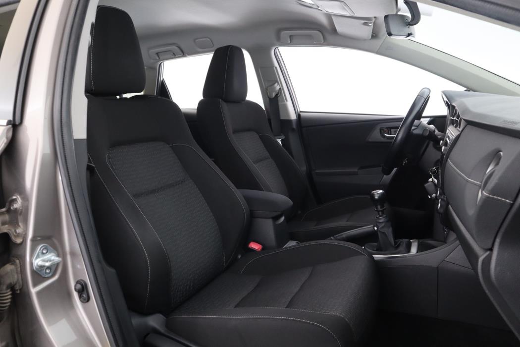 TOYOTA Auris 2015