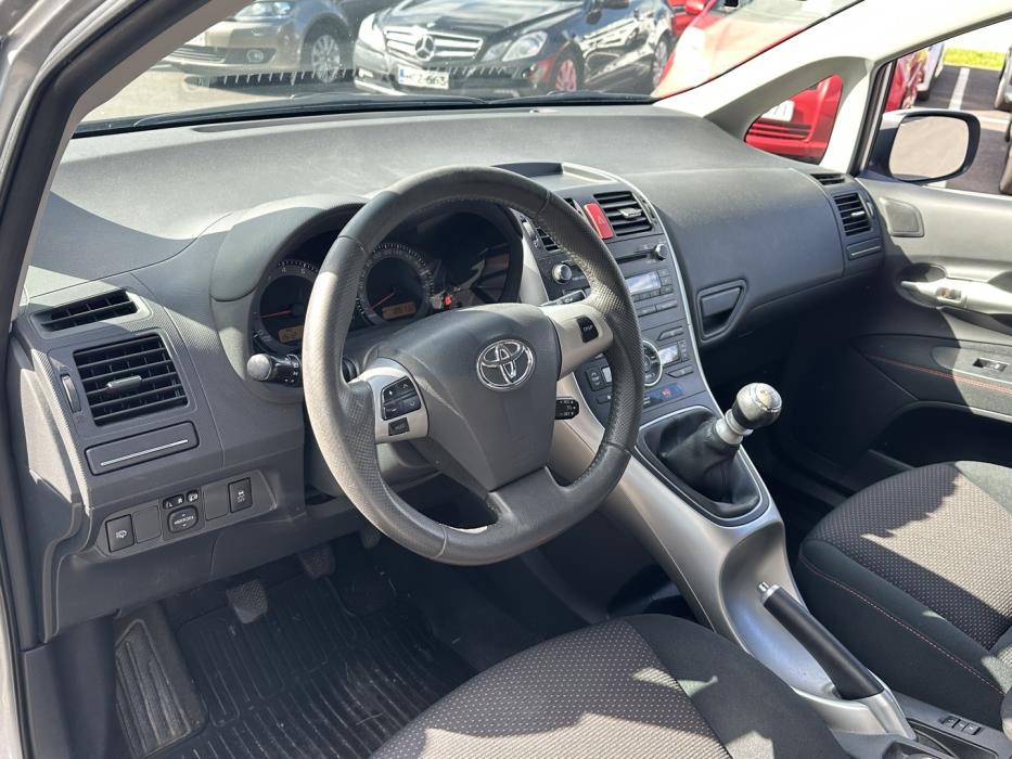 TOYOTA Auris 2012