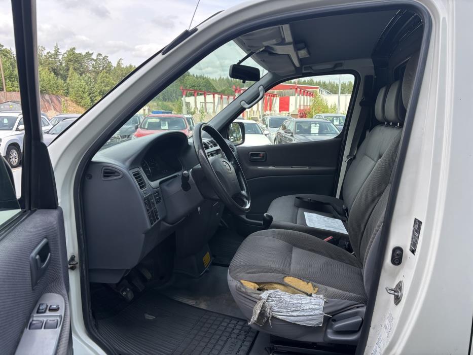 TOYOTA Hiace 2011