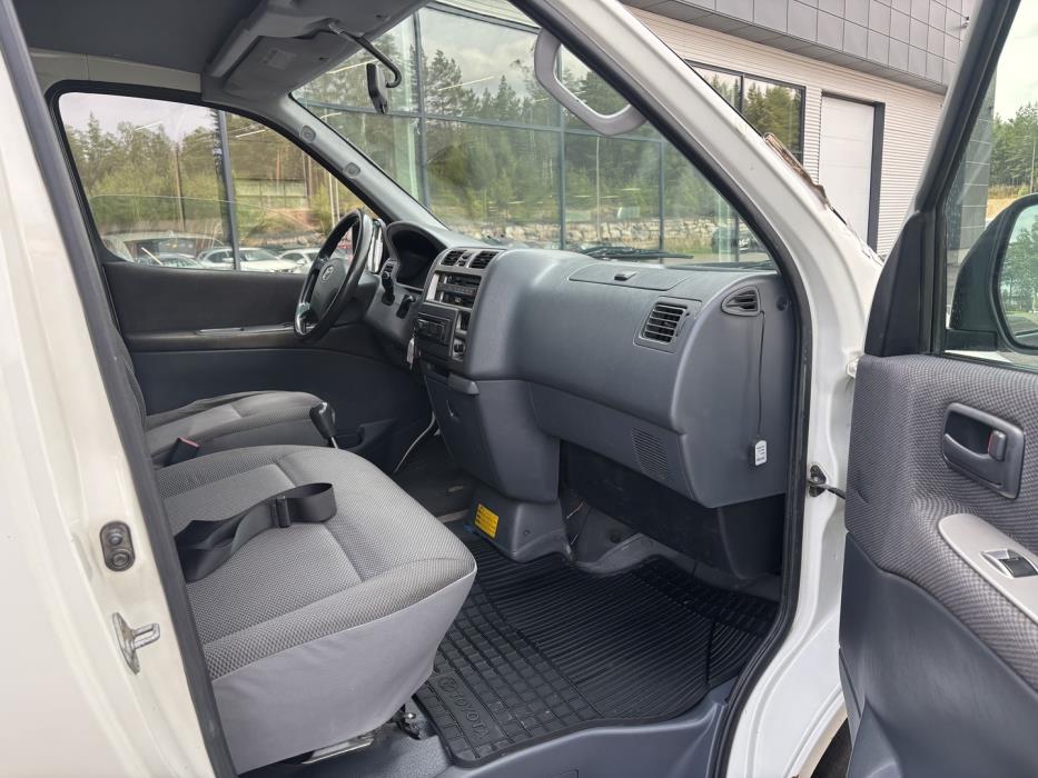 TOYOTA Hiace 2011