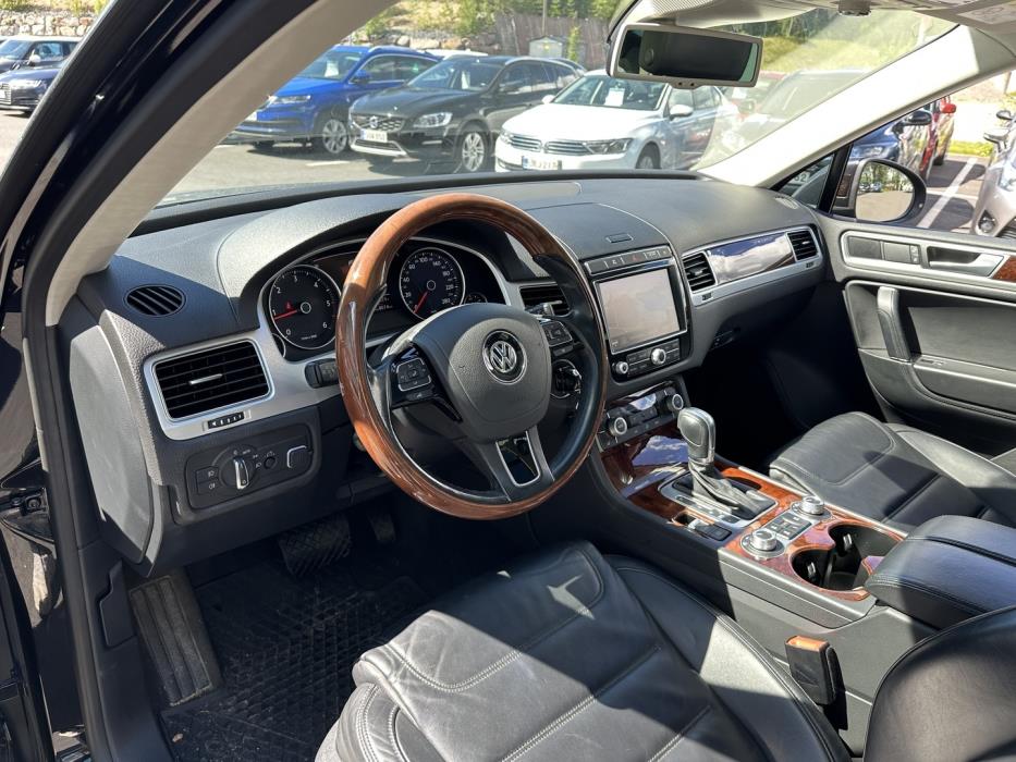 VOLKSWAGEN Touareg 2016