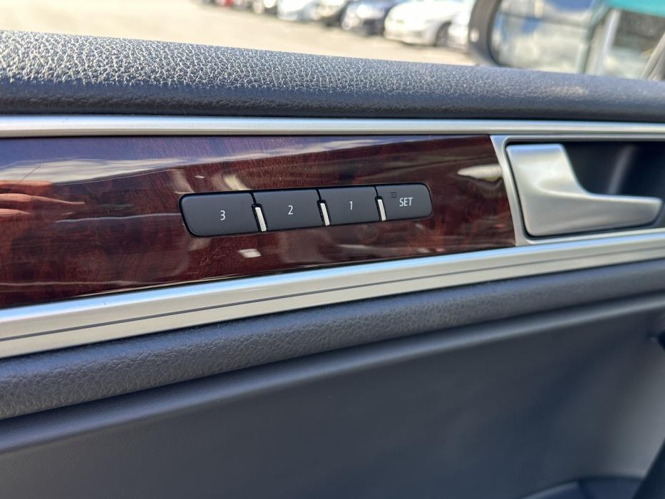 VOLKSWAGEN Touareg 2016