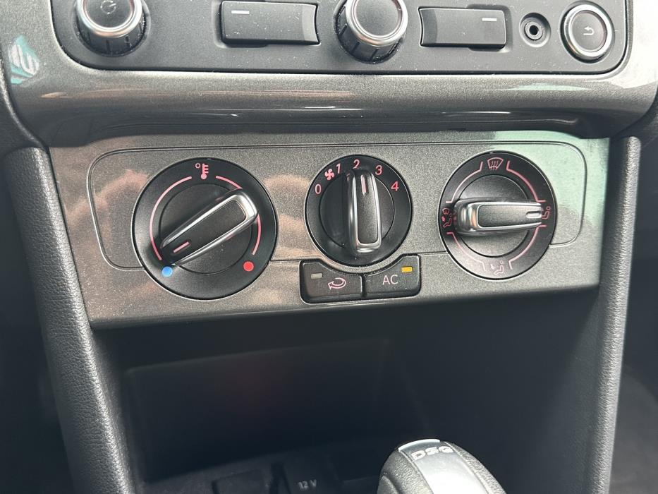 VOLKSWAGEN Polo 2012