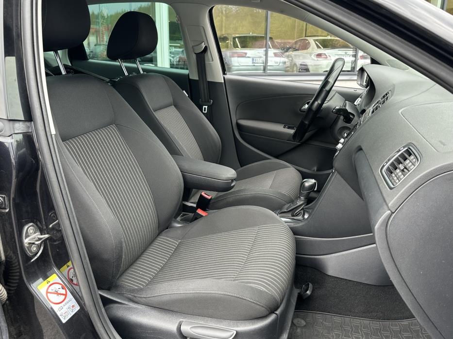 VOLKSWAGEN Polo 2012
