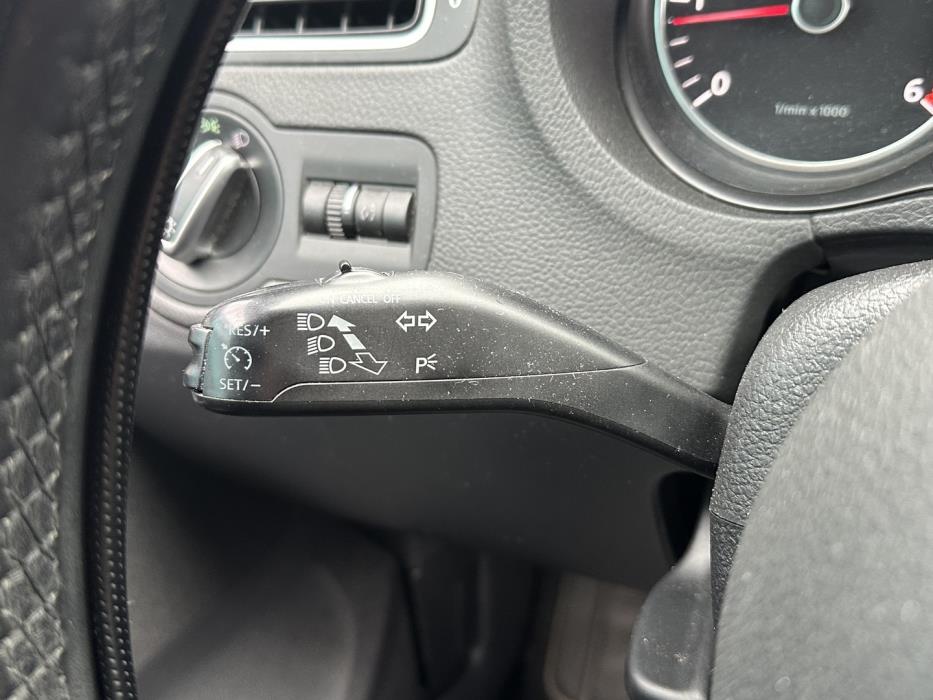 VOLKSWAGEN Polo 2012