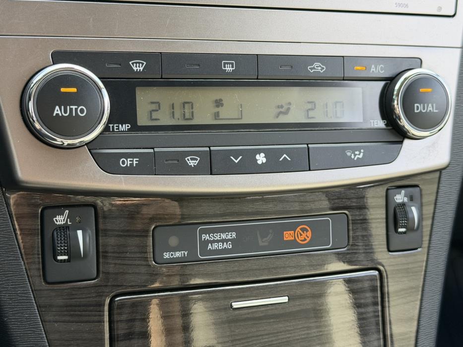 TOYOTA Avensis 2012