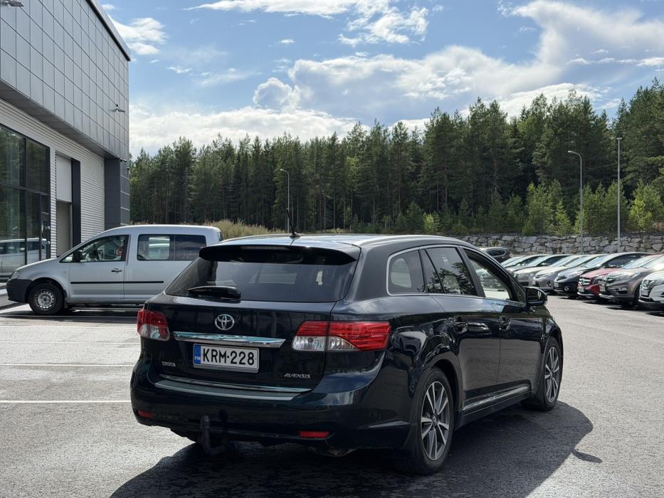 TOYOTA Avensis 2012