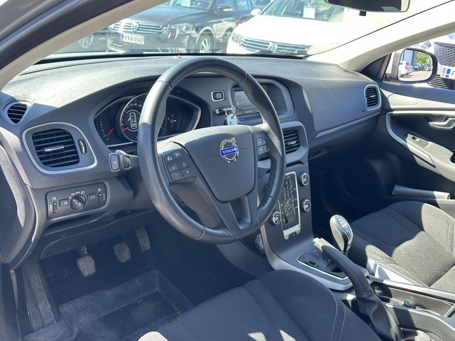 VOLVO V40 2016