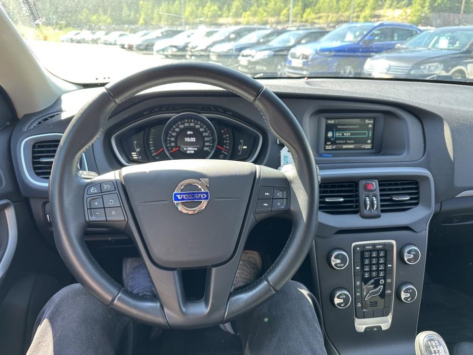 VOLVO V40 2016