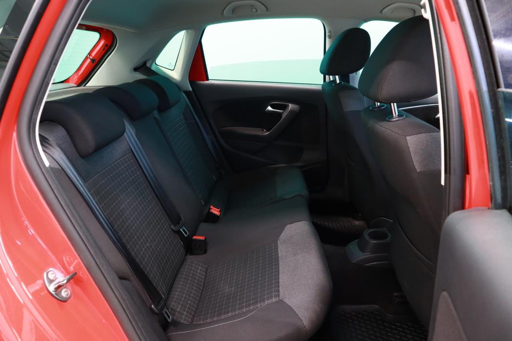 VOLKSWAGEN Polo 2015