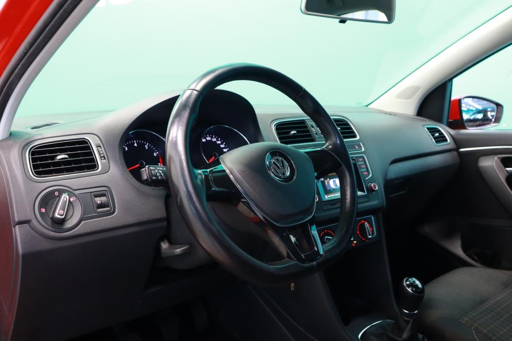 VOLKSWAGEN Polo 2015
