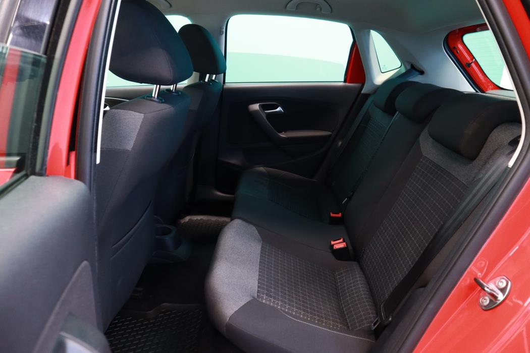 VOLKSWAGEN Polo 2015