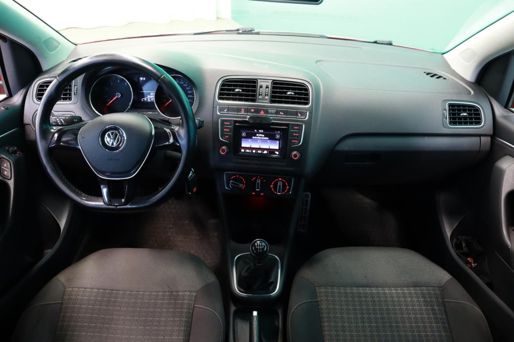 VOLKSWAGEN Polo 2015
