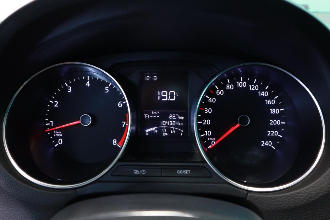 VOLKSWAGEN Polo 2015