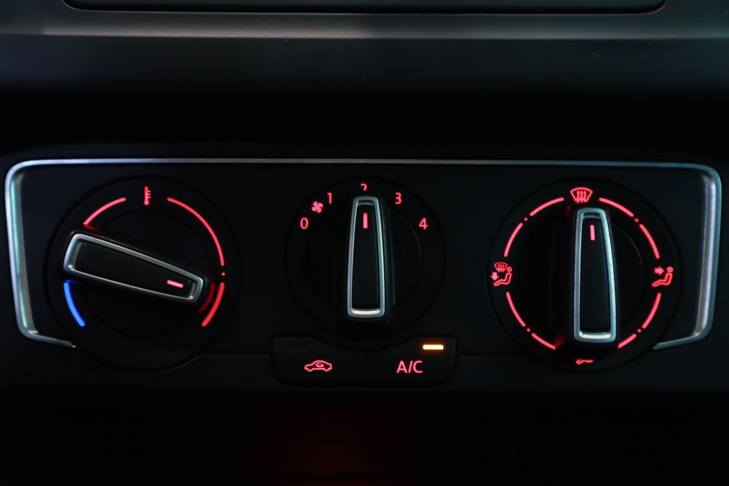 VOLKSWAGEN Polo 2015