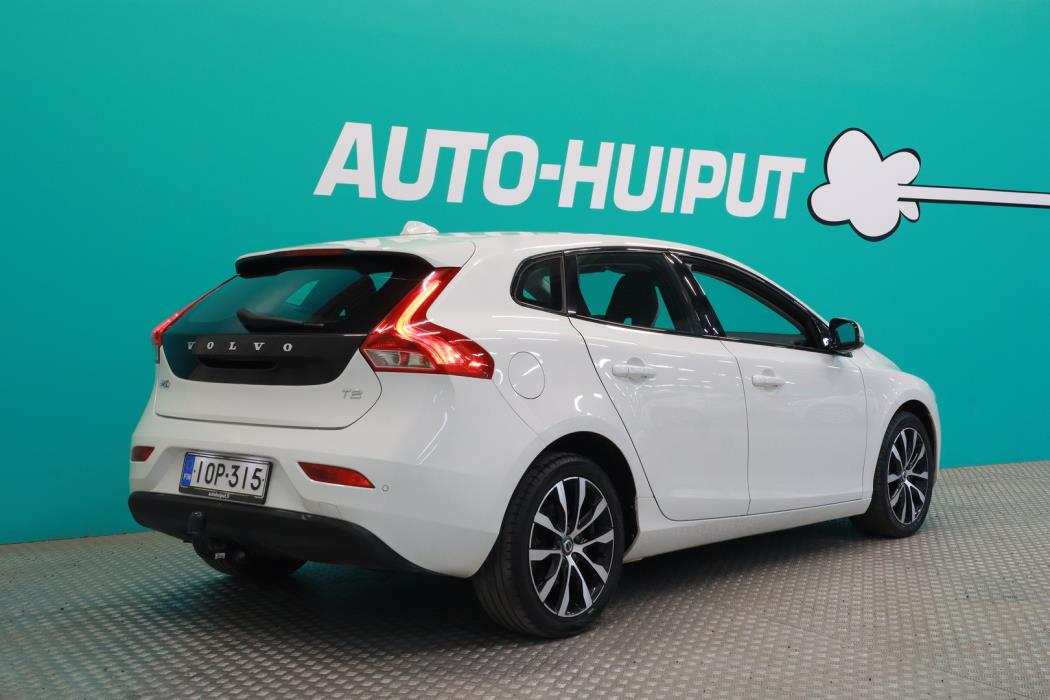 VOLVO V40 2019