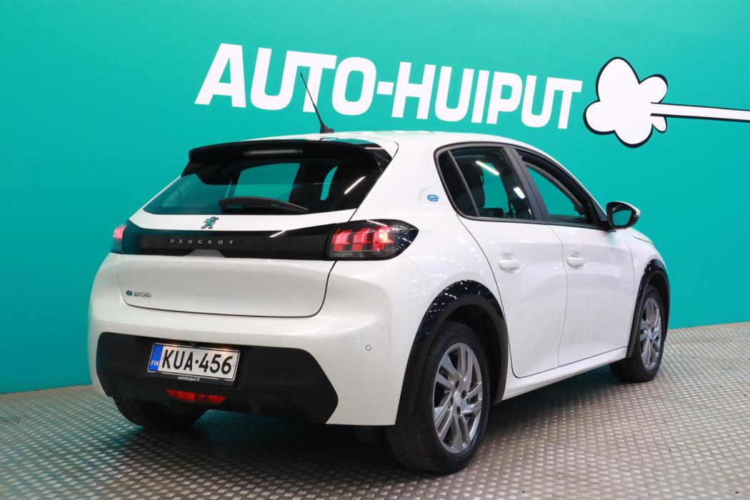 PEUGEOT e-208 2021
