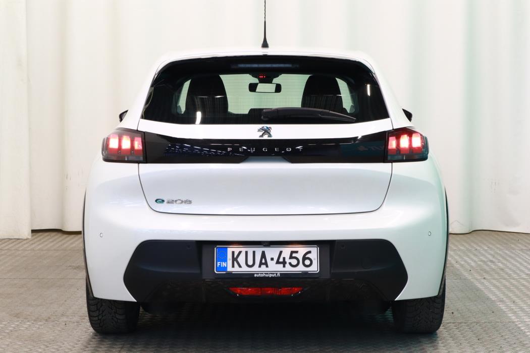 PEUGEOT e-208 2021