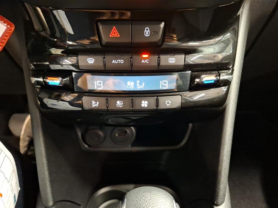 PEUGEOT 208 2019