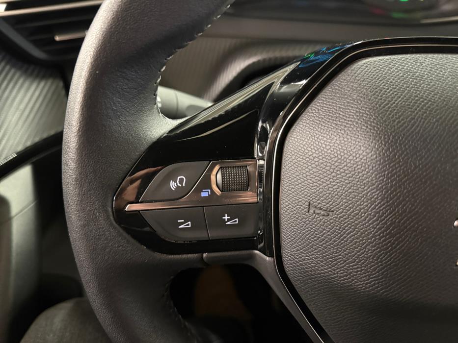 PEUGEOT e-2008 2023