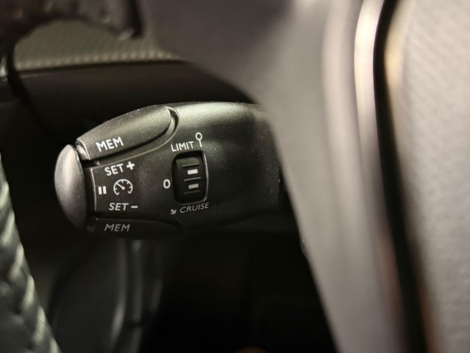PEUGEOT e-2008 2023