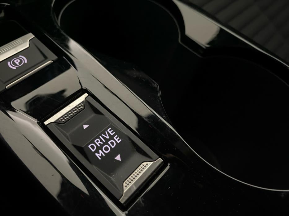 PEUGEOT e-2008 2023