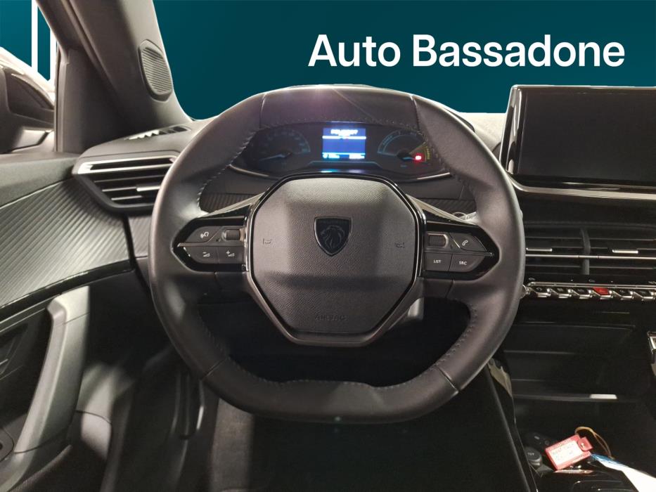 PEUGEOT e-2008 2023
