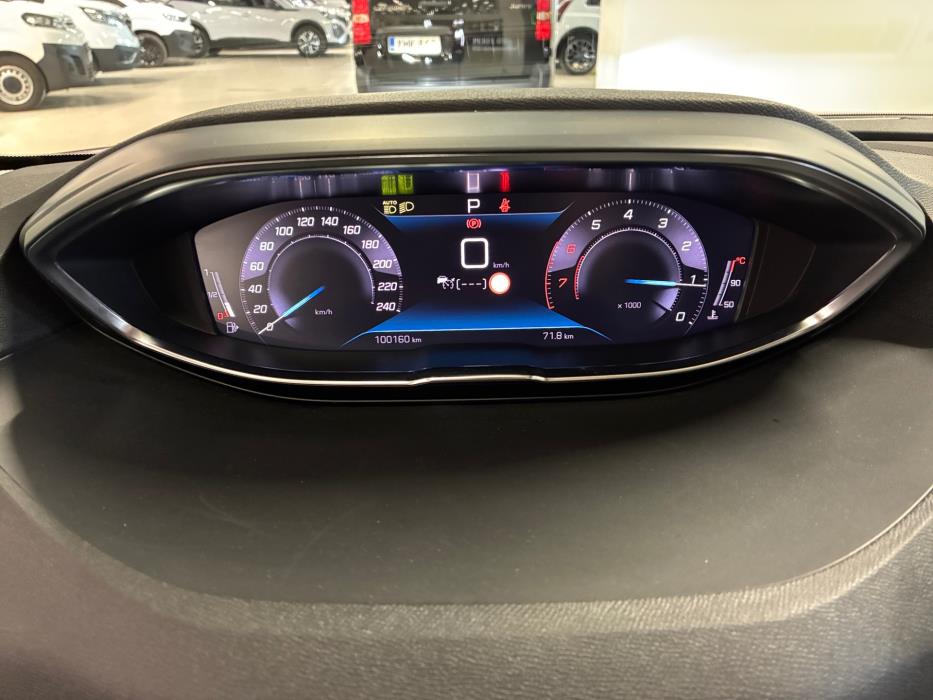 PEUGEOT 5008 2021