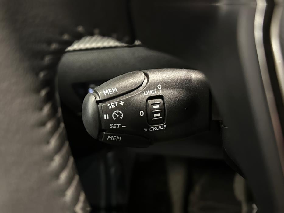 PEUGEOT e-2008 2023