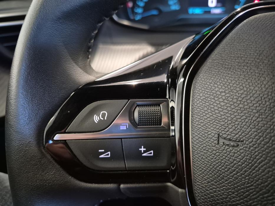 PEUGEOT e-2008 2023