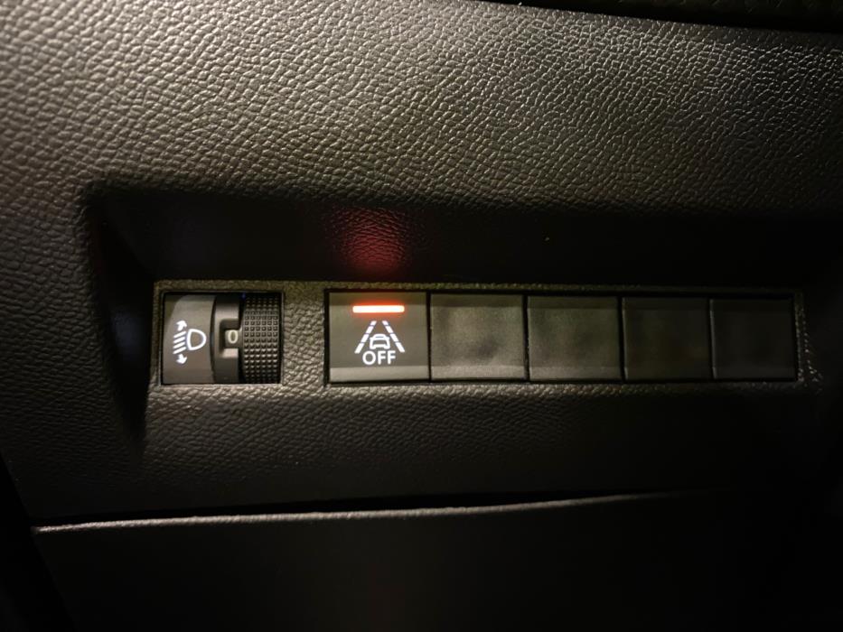 PEUGEOT e-2008 2023