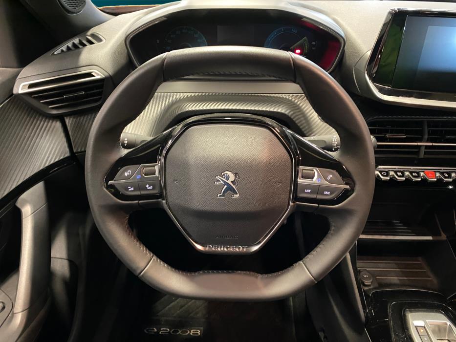 PEUGEOT e-2008 2023