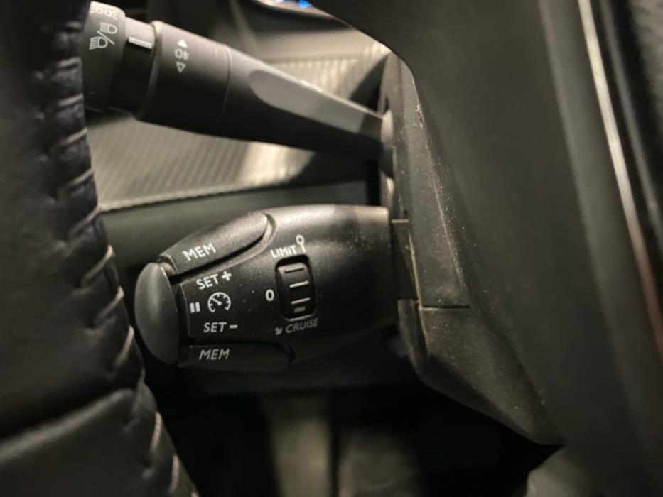 PEUGEOT e-2008 2023