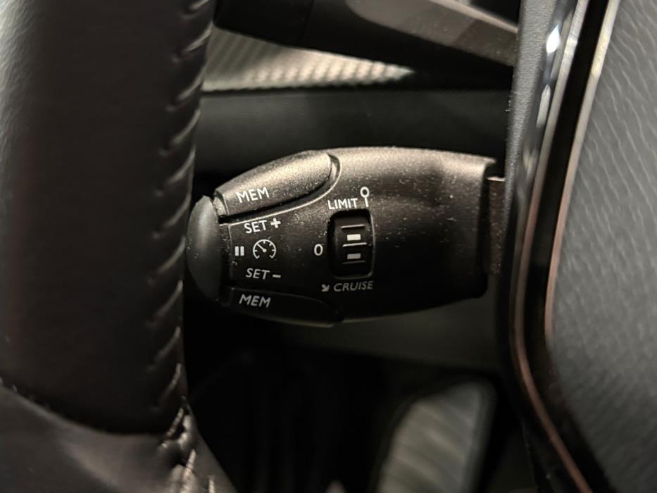 PEUGEOT e-2008 2023