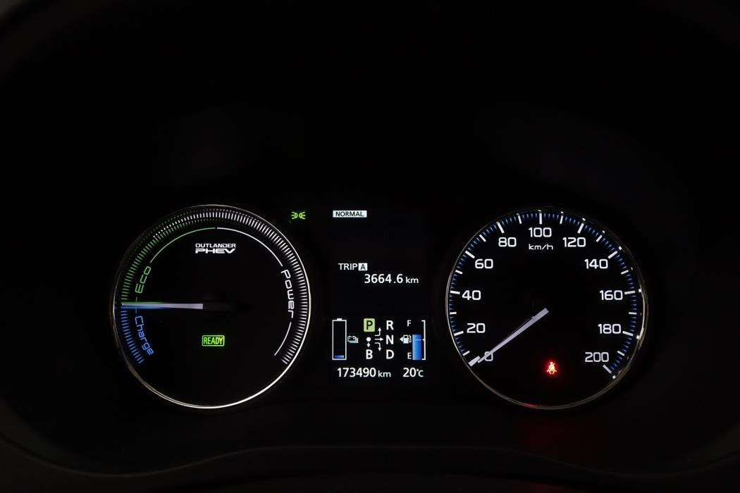 MITSUBISHI Outlander PHEV 2015