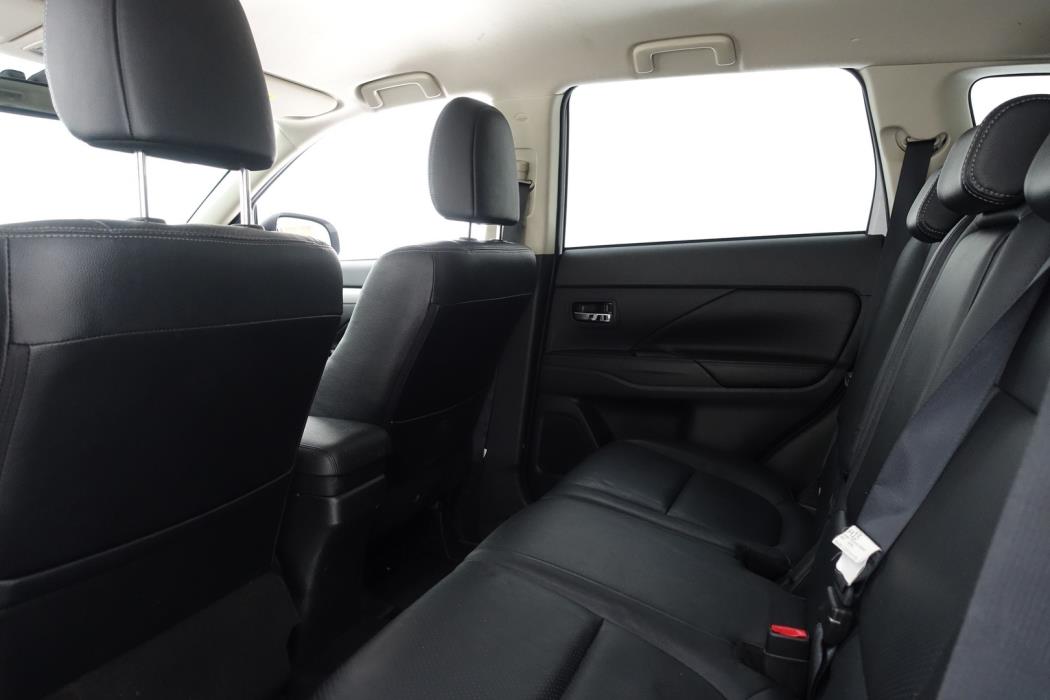 MITSUBISHI Outlander PHEV 2015