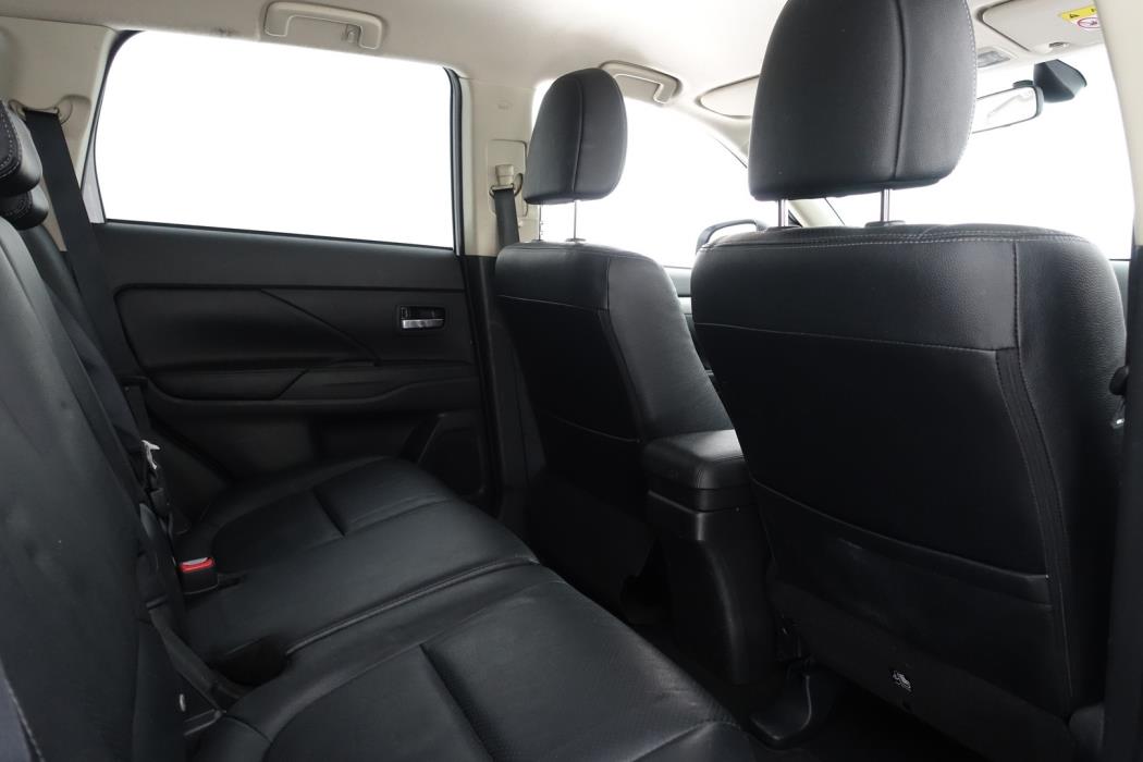 MITSUBISHI Outlander PHEV 2015