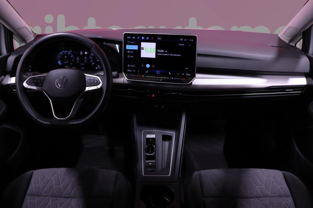 VOLKSWAGEN Golf 2024