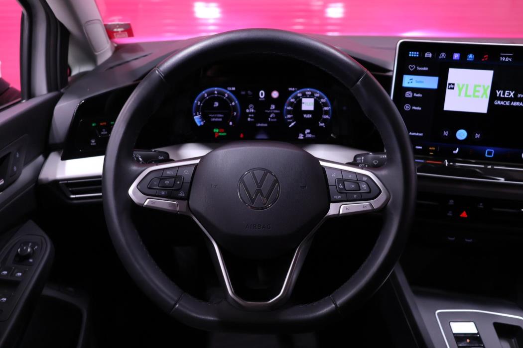 VOLKSWAGEN Golf 2024
