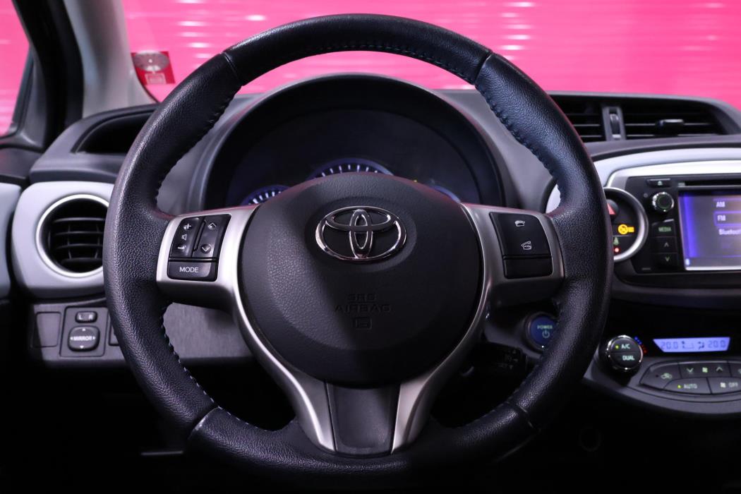 TOYOTA Yaris 2013