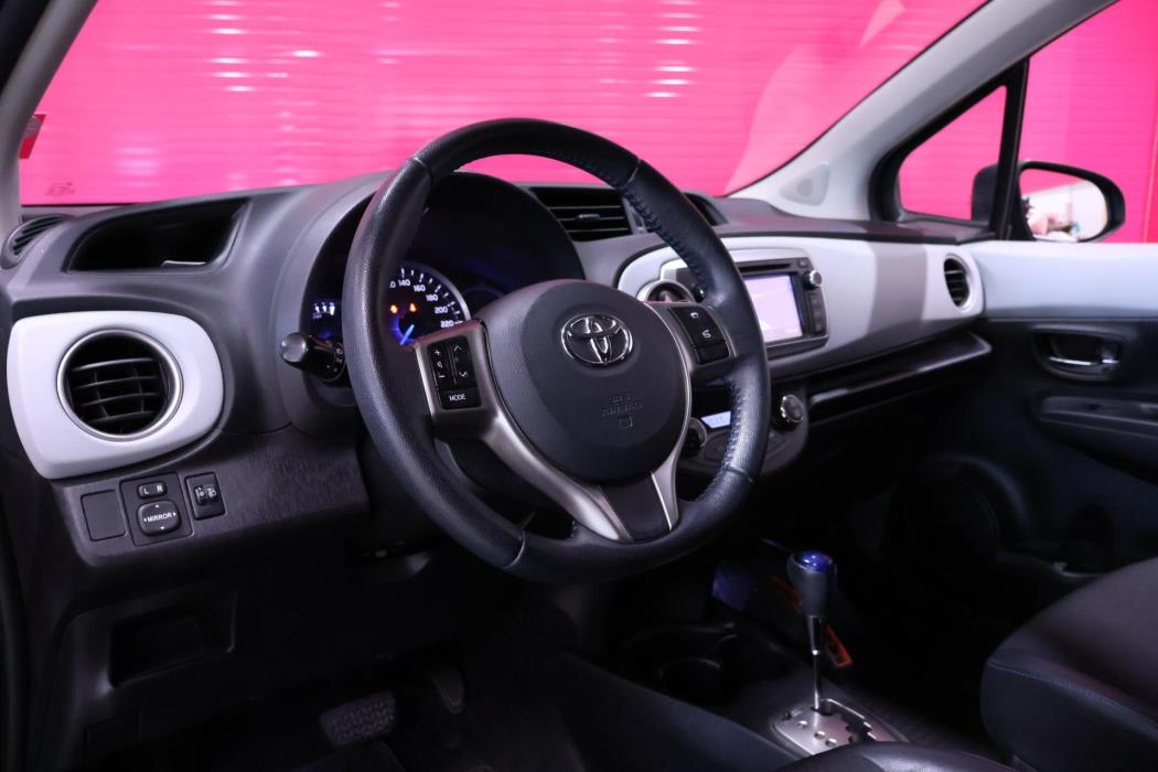 TOYOTA Yaris 2013