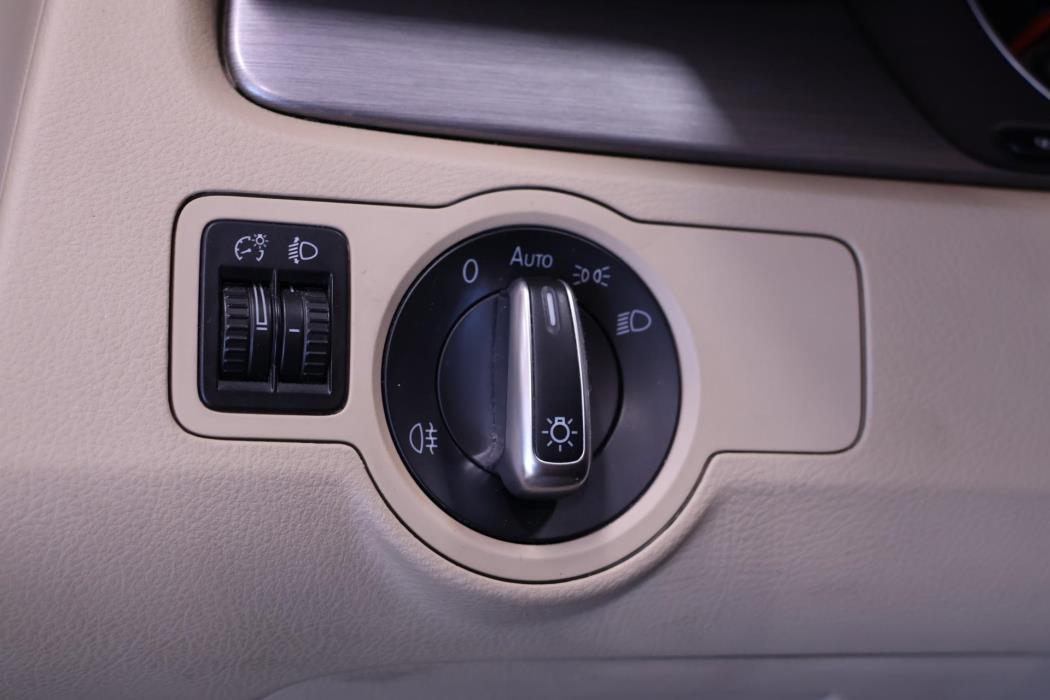 VOLKSWAGEN Passat 2011