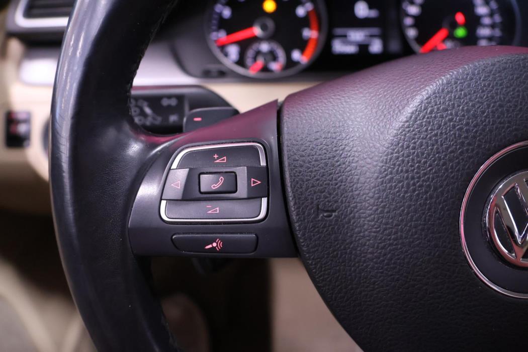 VOLKSWAGEN Passat 2011