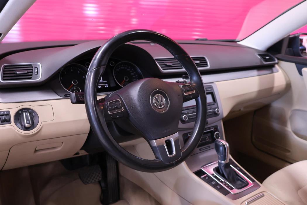 VOLKSWAGEN Passat 2011