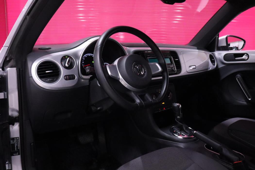 VOLKSWAGEN Beetle 2013