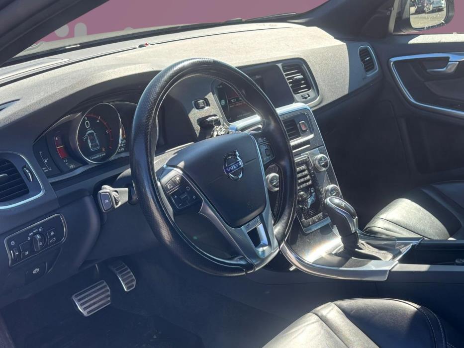 VOLVO V60 2015