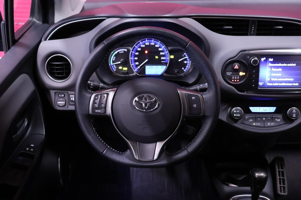 TOYOTA Yaris 2015